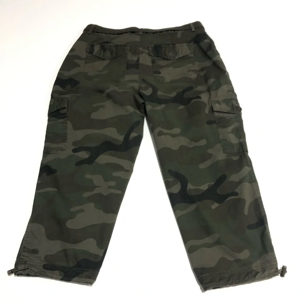 Time and Tru Women's Green Camo Cargo Capri Pants Size 8
